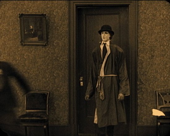Silent Movie GIFs (@silentmoviegifs) on Twitter photo 20/10/2019 14:47:14 Buster Keaton in The Haunted House (1921) Buster Keaton in The Haunted House (1921)