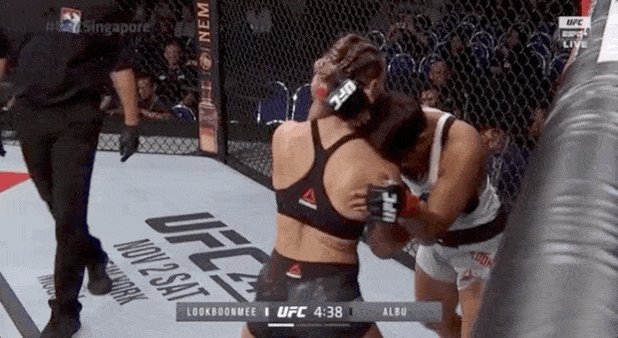 The UFC's first Thai signee, Loma Lookboonmee (4-1) shines in her promotional debut with an eight-limbed clinic on Alexandra Albu! Low kicks, teeps, clinch knees, elbows, and sweeps abound! This is one fun strawweight prospect. #UFCSingapore https://t.co/9ltVTz5UHZ