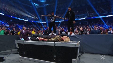 The @WWEUsos FLATTEN @HEELZiggler! #SmackDown