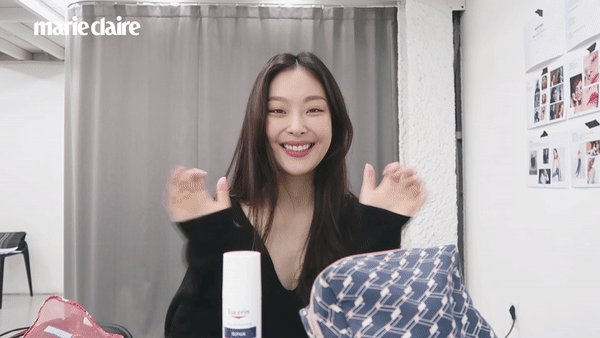 웹드라마 <#최고의엔딩 >에서 #고민채 를 연기한 배우 #최희진 의 데일리 메이크업 비법은? 뷰티 화보 촬영장에서 그가 직접 파우치 속 아이템을...
