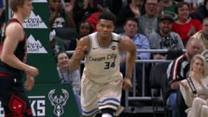 Giannis is the 6th-youngest player in @NBAHistory to reach 10,000 career points:
LeBron James: 23 yrs, 59 days
Kevin Durant: 24 yrs, 33 days
Kobe Bryant: 24 yrs, 194 days
Carmelo Anthony: 24 yrs, 251 days
Tracy McGrady: 24 yrs, 272 days
Giannis Antetokounmpo: 25 yrs, 45 days