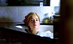 #RosamundPike in #GoneGirl! Wait. Am I playing this wrong? Oops...pic.twitter.com/qInKEH7bdq
