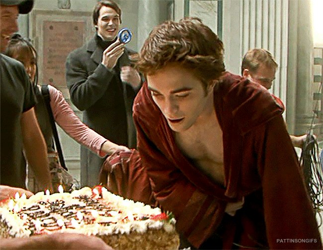 Everyone go wish robert pattinson a happy birthday now 