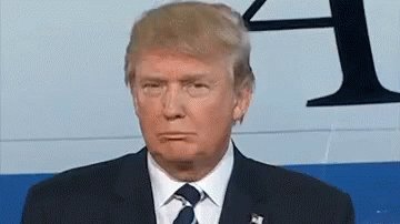 trump com a cara feia dele de sempre, (fechada, sisuda).