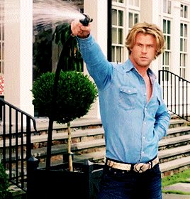 sassy chris hemsworth GIF