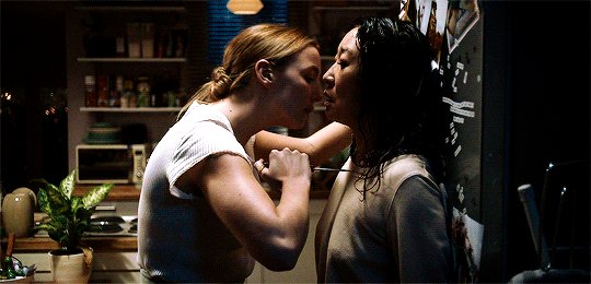 Daily reminder that Jodie Comer and Sandra Oh didn’t rehearse the dinner sc...