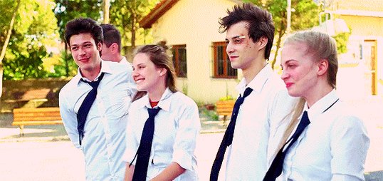 넷플릭스 터키 드라마 <러브 101> 보는데 나름 재밌는 듯 터키판 응팔이라고도 불리네 ㅋㅋ 문제아 네명이랑 범생이 학생회장이 합심해서 선생님...