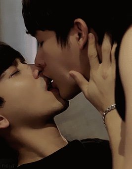 Whyru のsaifahとzonのこの美しいキスシーンさ 多分脚本に涙流せって指示無かったと予想するんだけど 泣くシーンで涙流せない俳優が多い中で涙流せるの凄いし ついでにタイblドラマで舌入ってるキスを始めて見たかも Mii2のふたり 役の Whyru のsaifahとzonのこの美しいキスシーンさ 多分脚本に涙流せって指示無かったと予想するんだけど 泣くシーンで涙流せない俳優が多い中で涙流せるの凄いし ついでにタイblドラマで舌入ってるキスを始めて見たかも Mii2のふたり 役の