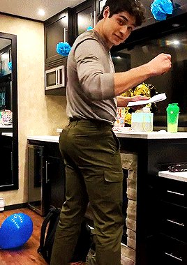 Sexy Male Celebs on Twitter: "Noah Centineo shaking that juicy ass of