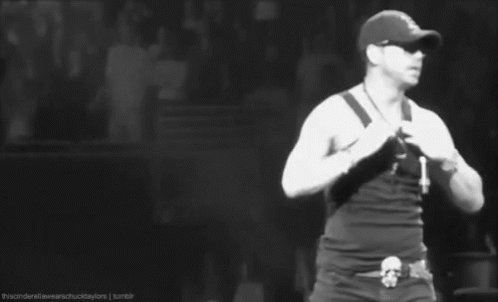    Happy birthday Donnie Wahlberg  hope you have a wonderful day 