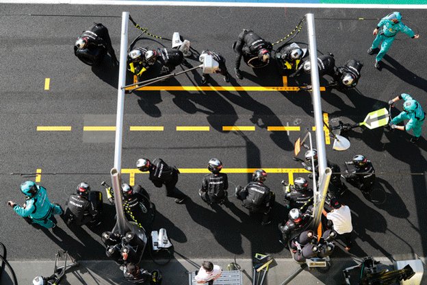 In a race with two red flags, safety cars and two standing restarts, having the right set of tires for each stint makes a huge difference.
Check out this bird's-eye view #GIF of @ValtteriBottas picking up a fresh set of rubber at the #TuscanGP #UBSF1 https://t.co/cEJkoeNGci