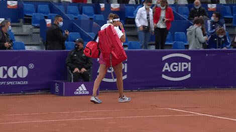 Play has been suspended between @SabalenkaA and @K_Siniakova due to rain π§οΈβοΈ
#IS20 https://t.co/C5eHM92aAW