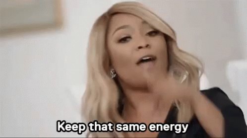 Uma mulher diz a frase "Keep that same energy"