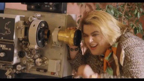 Paquita Hace Que Graba Con Una Cámara GIF