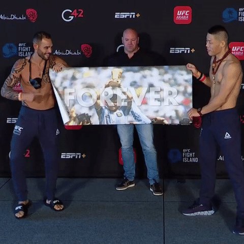 Forever! 🇦🇷
Santiago Ponzinibbio paying tribute to Diego Maradona at the #UFCFightIsland7 face-offs 🙌
https://t.co/gk9E015B0r