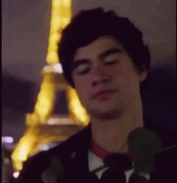 Happy 26th Birthday Calum Hood! What\s your fave songs? 