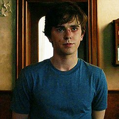 Happy Birthday Freddie Highmore 