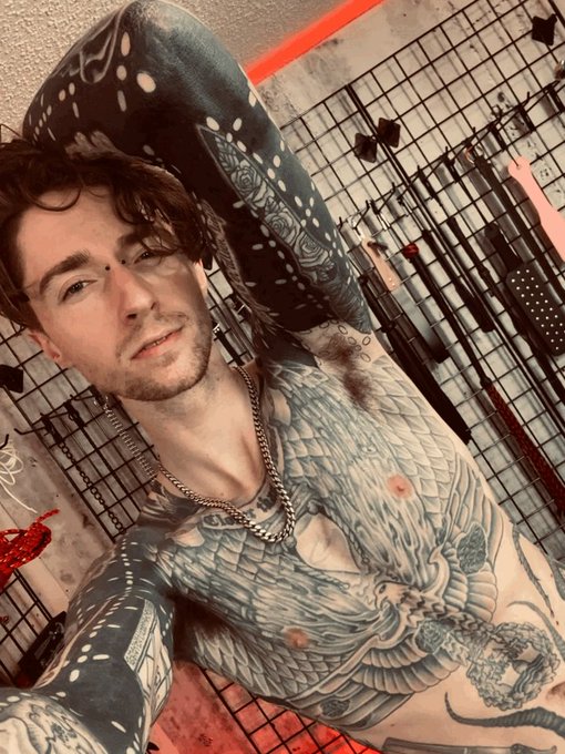 Happy Valentine&rsquo;s Day from my dungeon to yours https://t.co/IbdoGdVspT