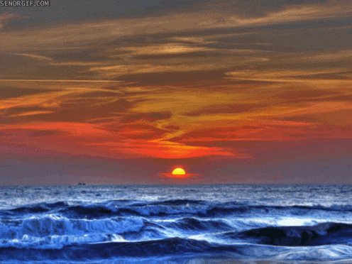 Imagen bonita de olas del mar con el sol al fondo en un atar