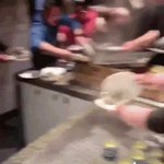 中国でのバイキング。料理人がピラニアに餌を与えるかのように手をひっこめる。