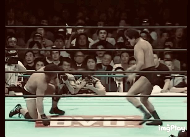 引退試合でキレッキレな延髄斬りを見せるのが、アントニオ猪木。