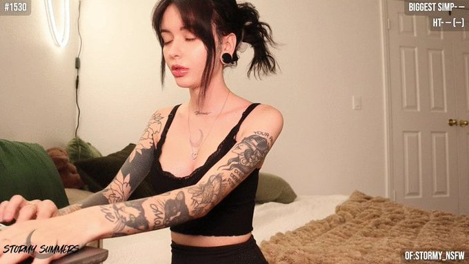 My cute face is online come love me currrently 1530 https://t.co/Rfl5lYgavi 💚 https://t.co/IDI50oy56