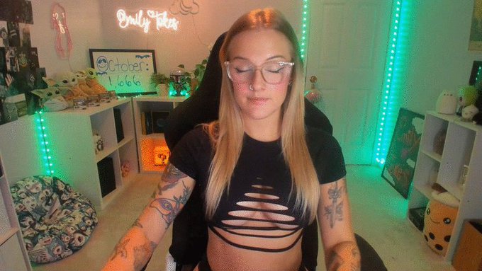 Happy Spooktober babies 🦇🖤 let&rsquo;s get top 100 !!  https://t.co/fcPdqyVgik https://t.co/LziimR2CVB