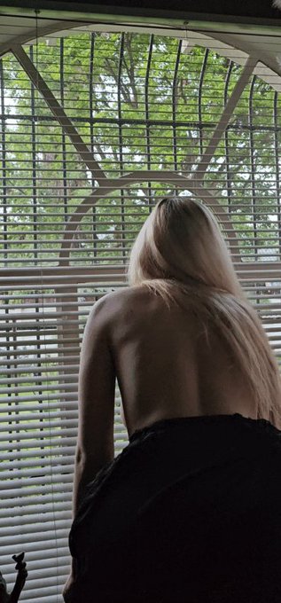 Can I come sit on your lap like this?🤫😏 https://t.co/SIDwMFrAcY