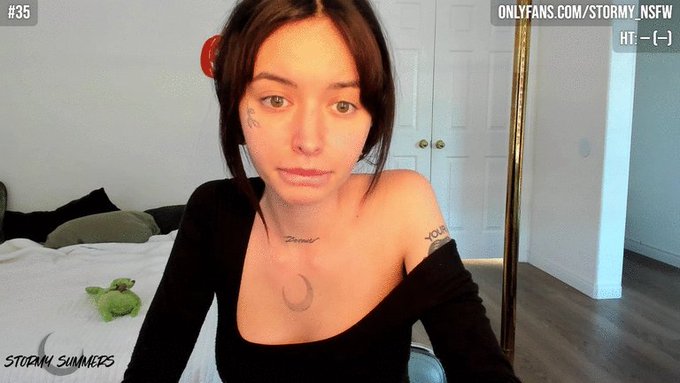 My cute face is online come love me currrently 35 https://t.co/Rfl5lYgavi 💚 https://t.co/y4gQ8lJWKB