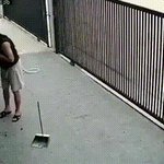 少し分かるw使ったばかりのホウキは一体どこへ…？？