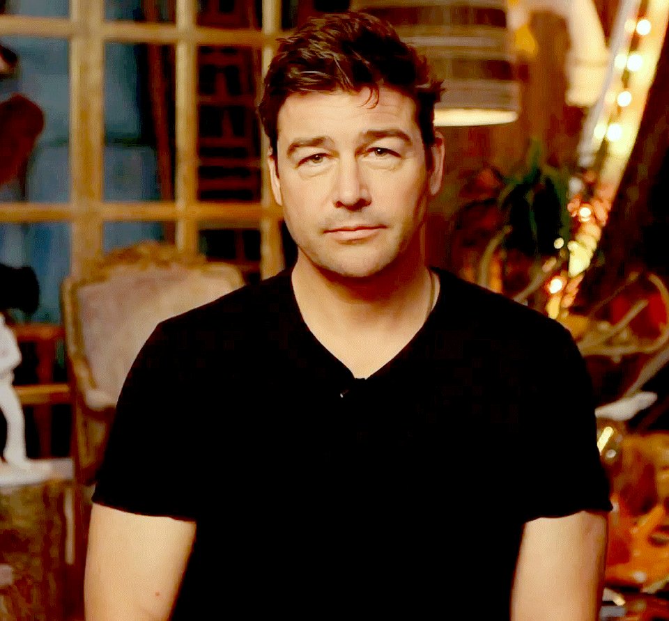 Happy birthday to the person in my avi sir kyle chandler <3 