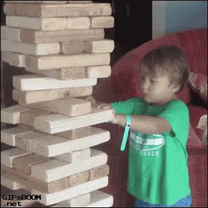 Un enfant joue avec un Jenga géant et se prend tout sur la 