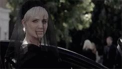 Mujer Saliendo De Velorio GIF