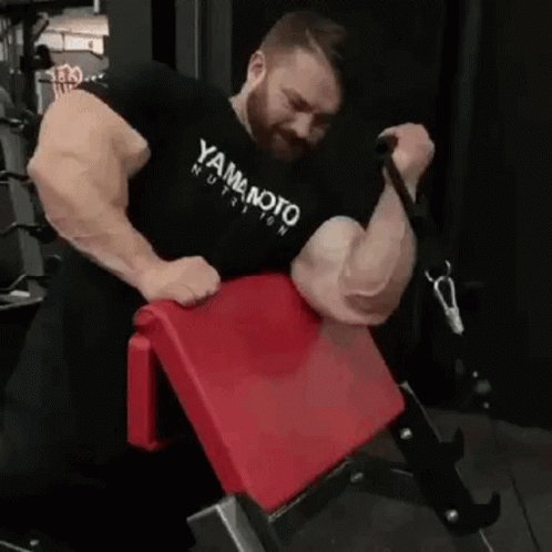 Флекс Льюис бицепс