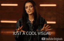 Gif com uma mulher branca movendo as mãos e com um texto es