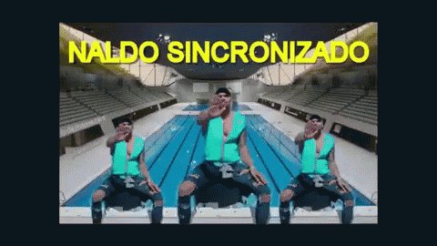 3 homens dançando e no fundo uma piscina olímpica. No alto
