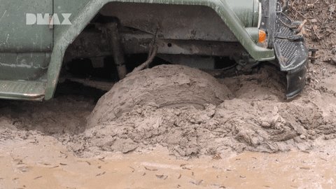 Auto hat sich im Schlamm festgefahren