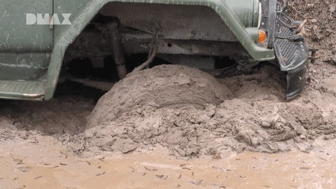 Auto hat sich im Schlamm festgefahren