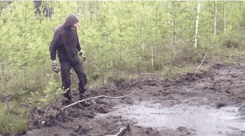 Mensch versucht über Matsch zu springen und landet in einem