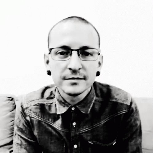 Happy birthday to the late Chester Bennington of we miss you immensely 