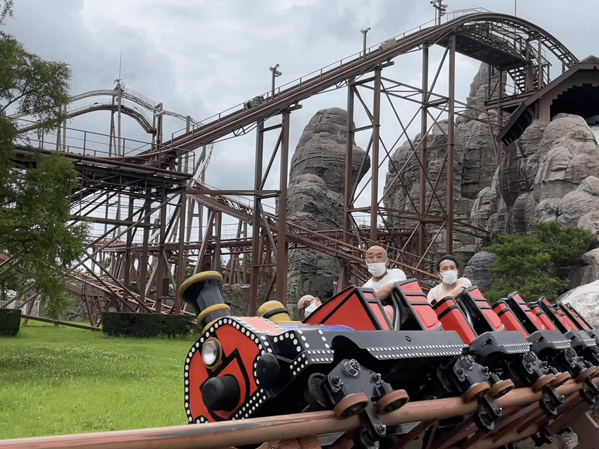 志摩スペイン村 公式 オラ こんにちはっ ๑ ᵕ ๑ 今日は朝からyoutube志摩スペイン村チャンネルの撮影をしました 幹部4人がまたまたまた無茶ぶりに付き合ってくれました T Co 3xt5obapvd Twitter