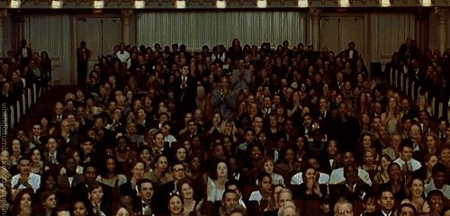 Animación con el público aplaudiendo en un teatro. 