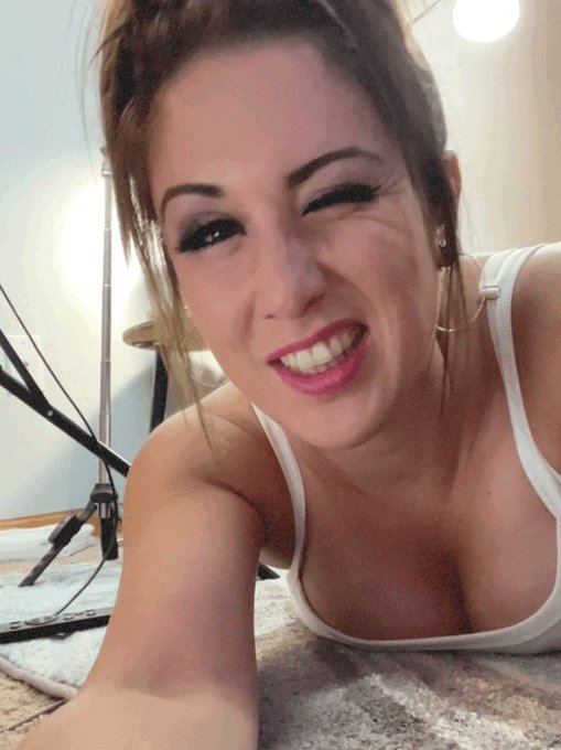 Guess what I&rsquo;m doin&rsquo;.. https://t.co/pQGONmQbAP<a href="/tag/newprofilepic"class="tags"><span>#newprofilepic</span></a>