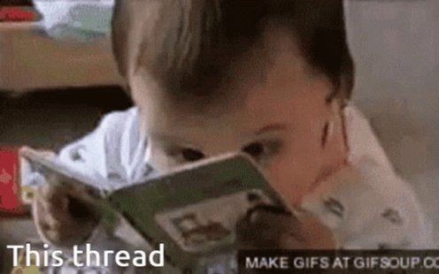 Un bébé parcourt rapidement un livre pour enfant en le bal