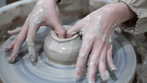 Gif de la conception d'une poterie sur un tour de potier 