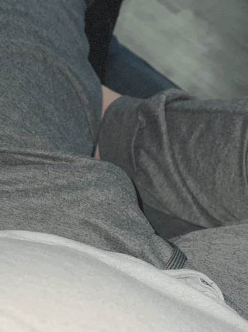 It’s getting to be that time of year again #sweatpantsbulge #bulgeboys #gay #bearcub https://t.co/NM