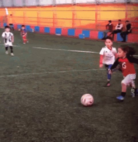 Crianças bem pequenas jogando bola de maneira fofa!
