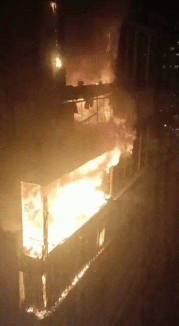 Пожарные москвы. Пожар на новоясеневском сегодня. Искровский 4 к 1. Пожар на новоясеневском сегодня. Пожар в квартире.