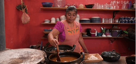 Gif depicting Evangelina Aq...