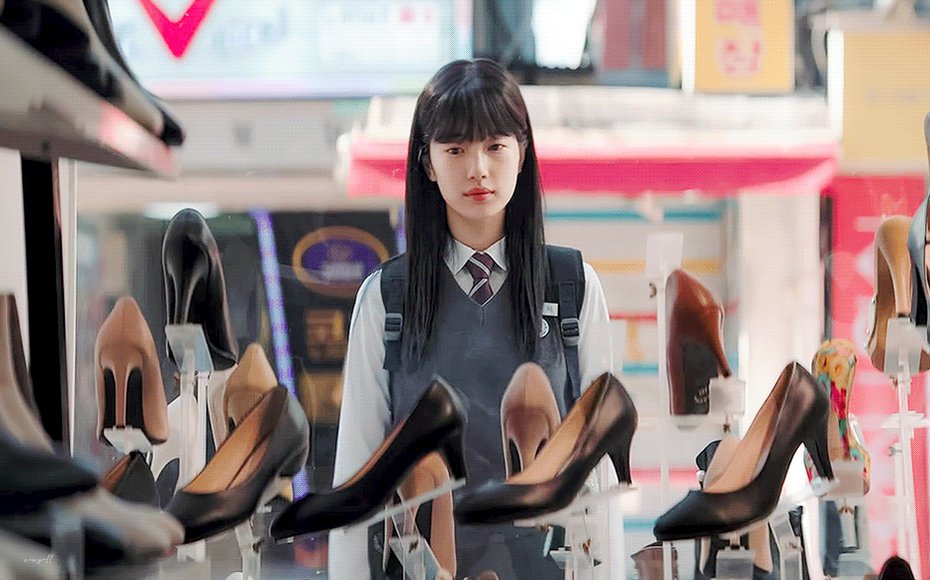 드라마 안나 감독판(2022) EP01 Part 2 12GIFs & 22CAPs #수지 #SUZY #ANNA ▫️ https://suzyall.tistory.com/697Translate post